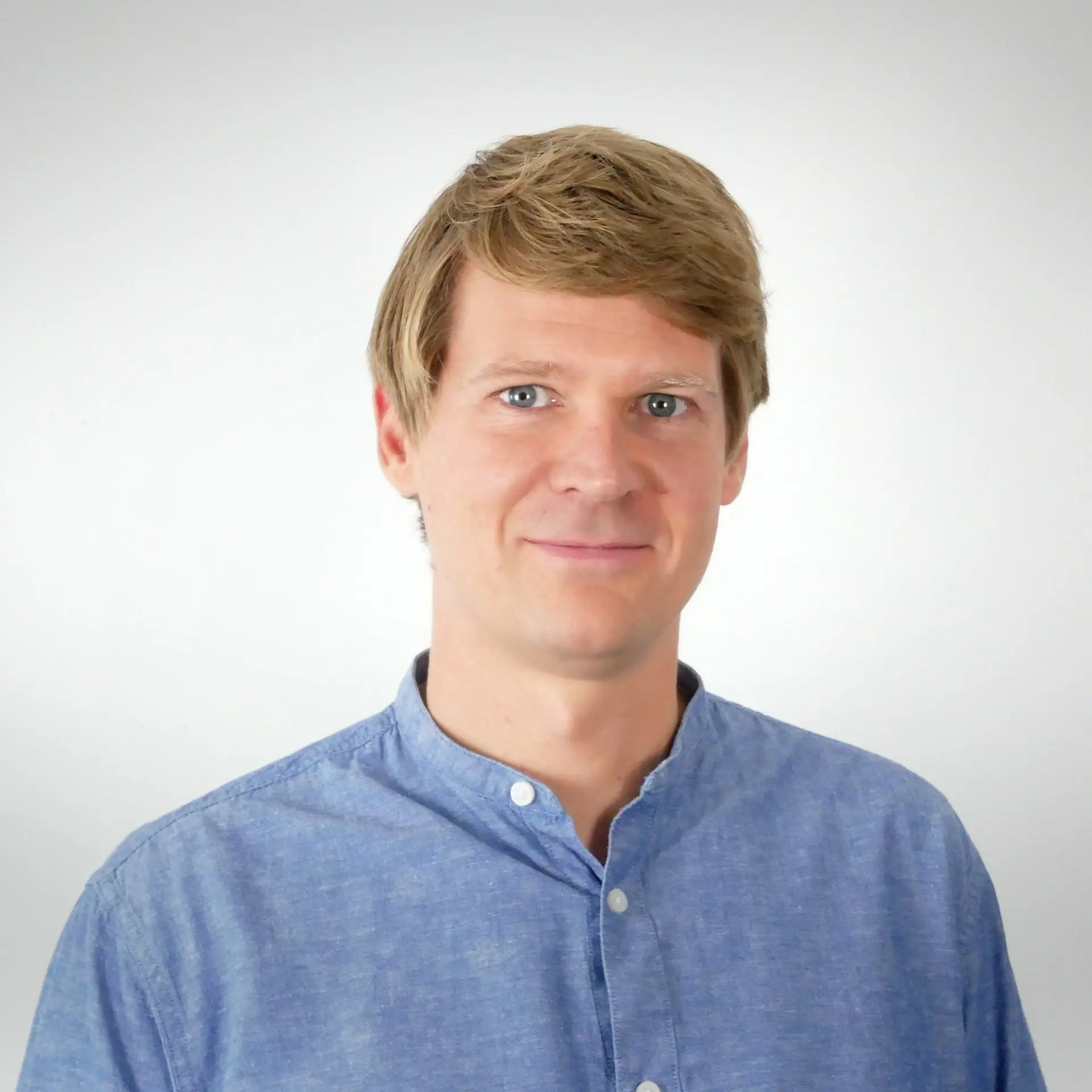 Portraitfoto des Geschäftsführers Henning Westphalen im Elektroniklabor von 8tronix in Kiel.