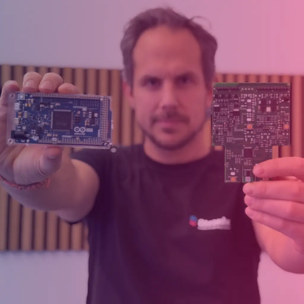 Links ein Arduino Uno für das Prototyping, rechts eine fertige Serienentwicklung.