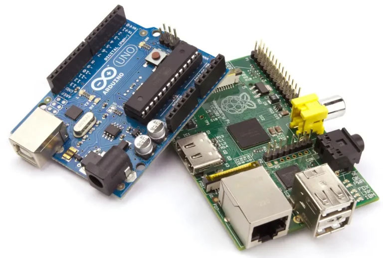 Perfekt zum Prototyping: Raspberry Pi neben einem Arduino Uno auf dem Bild.