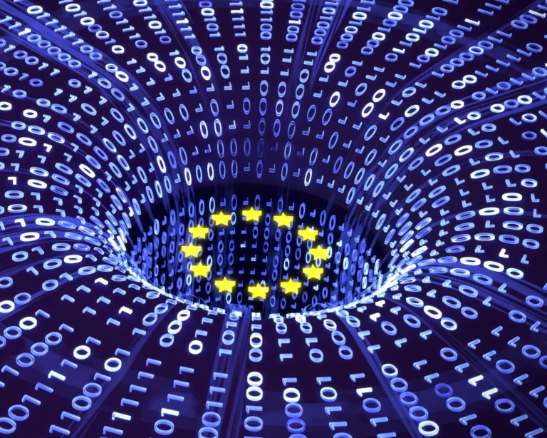 Visualisierung eines digitalen Datenstrudels mit Binärcode (0 und 1), in dessen Zentrum die Sterne der EU-Flagge erscheinen – Symbol für europäische Datenregulierung und digitale Souveränität.
